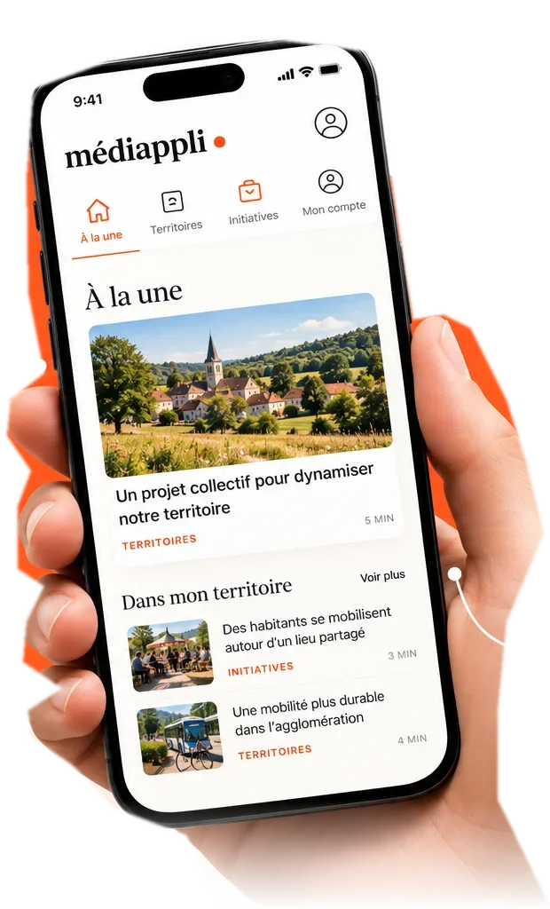 Une main tient un téléphone ouvert sur une médiappli : l'article à la une, puis les actualités du territoire.