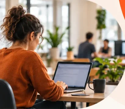 Une personne travaille sur son ordinateur portable dans un espace partagé.